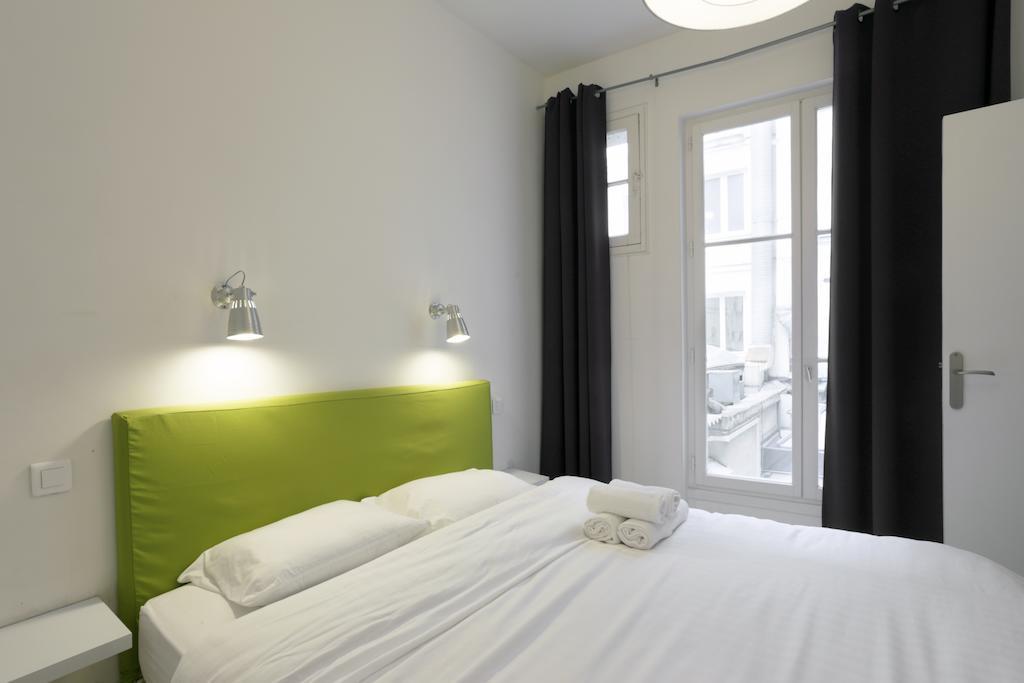 Sleek Apartments Near Saint Germain Paris Bilik gambar