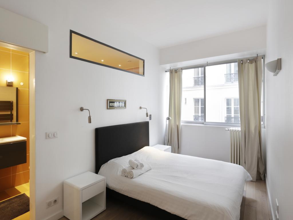 Sleek Apartments Near Saint Germain Paris Bilik gambar